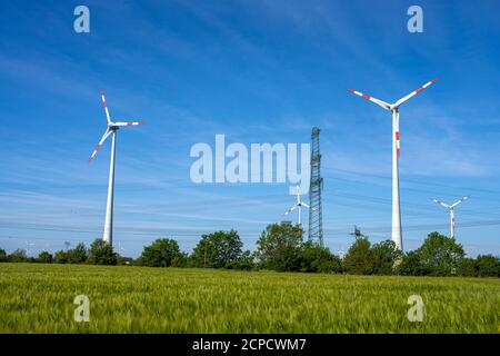 Turbine eoliche e linee elettriche viste in Germania Foto Stock