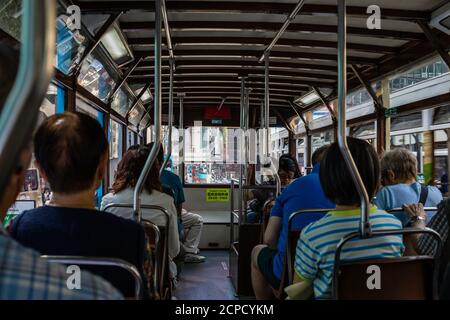 Vista interna del tram nel quartiere degli affari Admiralty di Hong Kong Foto Stock