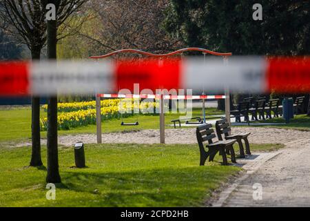 Parco con parco giochi per bambini chiuso a causa del divieto di contatto per pandemia corona, Haumannplatz, Essen, zona Ruhr, Nord Reno-Westfalia, Germania Foto Stock