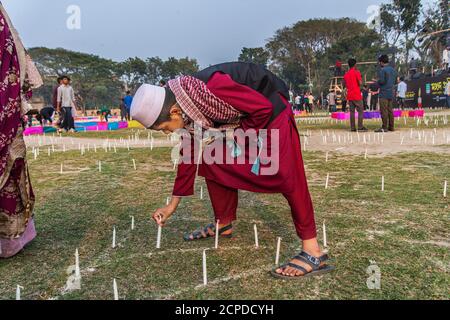 Una grande funzione in ricordo dei martiri del movimento linguistico, Ekushey Udjapan Comitato di Narail organizza un lakh candele illuminazione a Kor Foto Stock