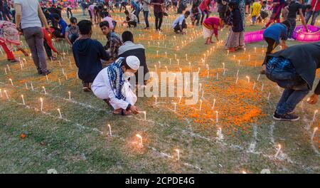 Una grande funzione in ricordo dei martiri del movimento linguistico, Ekushey Udjapan Comitato di Narail organizza un lakh candele illuminazione a Kor Foto Stock