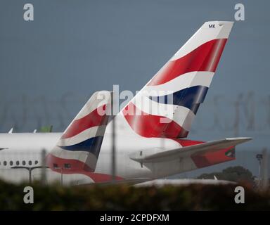 Aeroporto di Heathrow, Londra, Regno Unito. 17 settembre 2020. A seguito della pandemia di Coronavirus, il rapporto di Heathrow dell'agosto 2020 ha registrato una riduzione della domanda di passeggeri del 81.5% rispetto all'agosto 2019, con una riduzione del numero di passeggeri del Nord America del 95% nello stesso periodo. Immagine: British Airways sartine sulla asfalto. Credito: Malcolm Park/Alamy Foto Stock