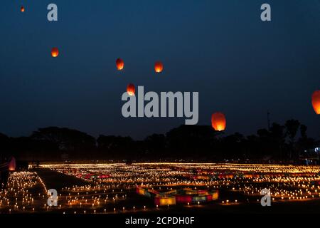 Una grande funzione in ricordo dei martiri del movimento linguistico, Ekushey Udjapan Comitato di Narail organizza un lakh candele illuminazione a Kor Foto Stock