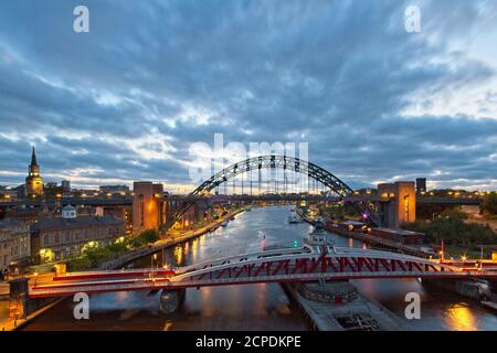 L'iconico ponte Tyne Bridge e Swing Bridge che attraversa il fiume Tyne all'alba a Newcastle, Tyne and Wear, Inghilterra nord-orientale Foto Stock