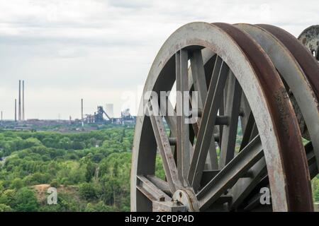 Duisburg, Landschaftspark Nord, ex acciaierie, vista distante dall'altoforno 5 Foto Stock