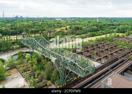 Duisburg, Landschaftspark Nord, vista dall'altoforno 5 ai bunker Foto Stock