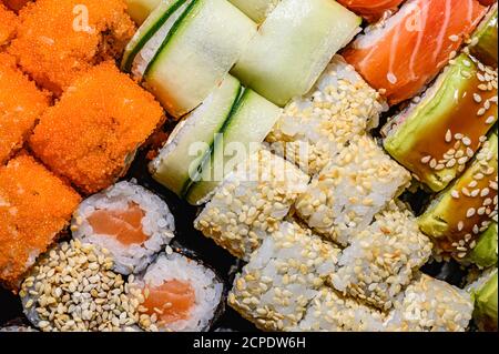 Sushi e rolls pattern background, servizio di consegna da vicino al ristorante. Maki con salmoni, unagi, pesce pasti sani Foto Stock