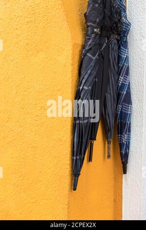 Primo piano di una linea di tubi colorata sulla parete esterna di una casa a Burano, Venezia, Veneto, Italia Foto Stock