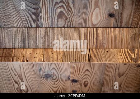 tavole di legno spazzolato con venature, materia prima, sfumature di marrone Foto Stock