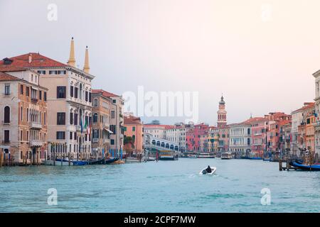 Vista la mattina sul Grand Canal towerds il ponte di Rialto, Venezia, Veneto, Italia Foto Stock