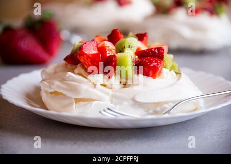 Deliziosa torta Pavlova con meringa e frutta fresca Foto Stock