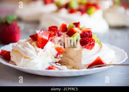 Deliziosa torta Pavlova con meringa e frutta fresca Foto Stock