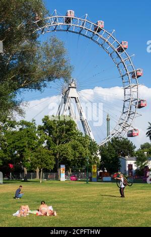 Wien / Vienna, ruota panoramica in Prater, ragazze prendisole, giostra Praterturm tipo Highflyer nel 02. Leopoldstadt, Austria Foto Stock