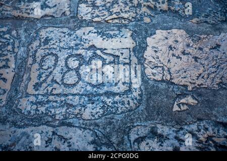 Colorata strada della fortezza, il numero 988 su un pavimento in pietra. Panorama invernale vista dal Mediterraneo vecchia città di Dubrovnik, famoso viaggio europeo e destinazione storica, Croazia
