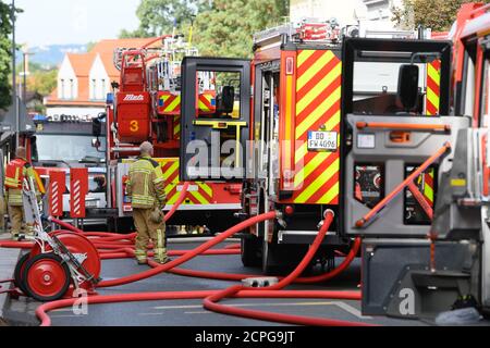 Dresda, Germania. 19 Settembre 2020. I veicoli di emergenza della vigile del fuoco si trovano di fronte a un edificio di appartamenti dopo un incendio. Si dice che il fuoco sia iniziato in un appartamento al secondo piano e poi si è allargato alla capriata del tetto attraverso il controsoffitto. Un uomo saltò fuori dalla finestra della casa il sabato mattina per salvarsi dal fuoco. Gli è stato immediatamente dato cure mediche di emergenza e portato in un ospedale. Non ci sono state altre lesioni. Credit: Sebastian Kahnert/dpa-Zentralbild/dpa/Alamy Live News Foto Stock