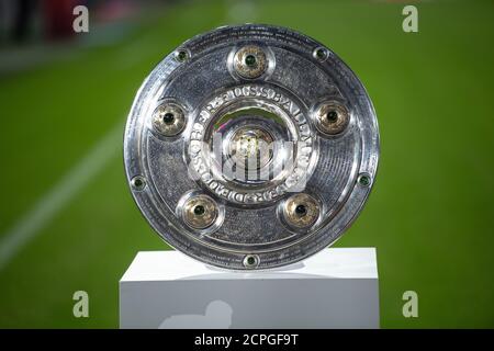 Monaco, Germania. 18 Settembre 2020. Calcio: Bundesliga, Baviera Monaco - FC Schalke 04, 1° incontro nell'Allianz Arena. Il trofeo di campionato si può vedere su un podio prima dell'inizio della partita. Credito: Matthias Balk/dpa - NOTA IMPORTANTE: In conformità con le norme del DFL Deutsche Fußball Liga e del DFB Deutscher Fußball-Bund, è vietato sfruttare o sfruttare nello stadio e/o nel gioco le fotografie scattate sotto forma di sequenze di immagini e/o serie di foto di tipo video./dpa/Alamy Live News Foto Stock