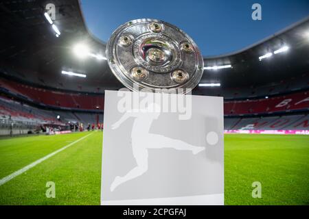 Monaco, Germania. 18 Settembre 2020. Calcio: Bundesliga, Baviera Monaco - FC Schalke 04, 1° incontro nell'Allianz Arena. Il trofeo di campionato si può vedere su un podio prima dell'inizio della partita. Credito: Matthias Balk/dpa - NOTA IMPORTANTE: In conformità con le norme del DFL Deutsche Fußball Liga e del DFB Deutscher Fußball-Bund, è vietato sfruttare o sfruttare nello stadio e/o nel gioco le fotografie scattate sotto forma di sequenze di immagini e/o serie di foto di tipo video./dpa/Alamy Live News Foto Stock