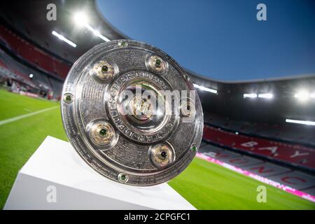 Monaco, Germania. 18 Settembre 2020. Calcio: Bundesliga, Baviera Monaco - FC Schalke 04, 1° incontro nell'Allianz Arena. Il trofeo di campionato si può vedere su un podio prima dell'inizio della partita. Credito: Matthias Balk/dpa - NOTA IMPORTANTE: In conformità con le norme del DFL Deutsche Fußball Liga e del DFB Deutscher Fußball-Bund, è vietato sfruttare o sfruttare nello stadio e/o nel gioco le fotografie scattate sotto forma di sequenze di immagini e/o serie di foto di tipo video./dpa/Alamy Live News Foto Stock