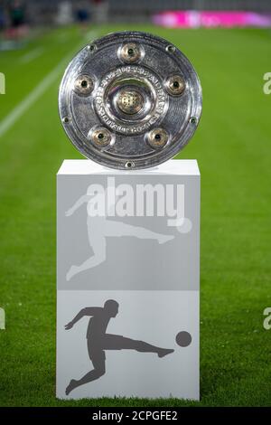 Monaco, Germania. 18 Settembre 2020. Calcio: Bundesliga, Baviera Monaco - FC Schalke 04, 1° incontro nell'Allianz Arena. Il trofeo di campionato si può vedere su un podio prima dell'inizio della partita. Credito: Matthias Balk/dpa - NOTA IMPORTANTE: In conformità con le norme del DFL Deutsche Fußball Liga e del DFB Deutscher Fußball-Bund, è vietato sfruttare o sfruttare nello stadio e/o nel gioco le fotografie scattate sotto forma di sequenze di immagini e/o serie di foto di tipo video./dpa/Alamy Live News Foto Stock