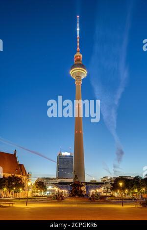 La famosa Torre della Televisione di Berlino, in Germania, all'alba Foto Stock