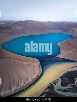 Vista aerea, lago cratere con fiumi colorati, vicino a Skygggnisvatn, Islanda, Europa Foto Stock