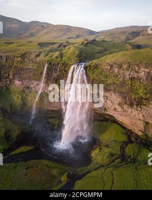 Veduta aerea, cascata Seljalandsfoss, Islanda del Sud, Islanda, Europa Foto Stock