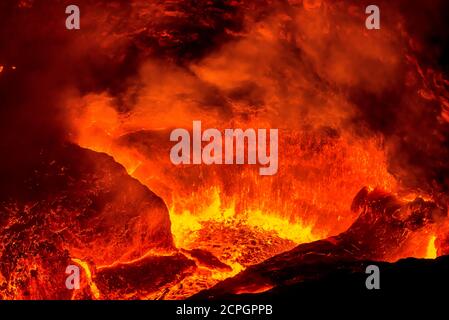 Lago di lava attivo incandescente, eruzione, vulcano Erta Ale scudo, depressione Danakil, Afar regione, Etiopia, Africa Foto Stock