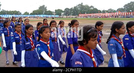 DISTRETTO KATNI, INDIA - 15 AGOSTO 2019: Le ragazze scout della scuola indiana che partecipano alla sfilata al parco giochi della città per gli eventi nazionali del giorno dell'Indipendenza. Foto Stock
