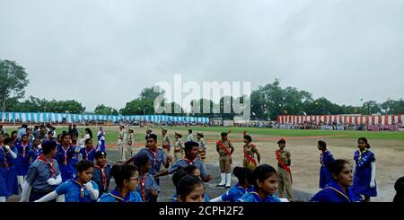 DISTRETTO KATNI, INDIA - 15 AGOSTO 2019: I bambini della scuola indiana si riuniscono per la sfilata agli eventi nazionali del giorno dell'Indipendenza. Foto Stock