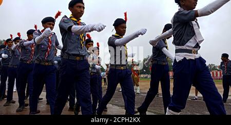 DISTRETTO KATNI, INDIA - 15 AGOSTO 2019: Scouts maschile della scuola indiana che partecipano alla parata funzione al parco giochi della città per gli eventi nazionali del giorno dell'Indipendenza. Foto Stock
