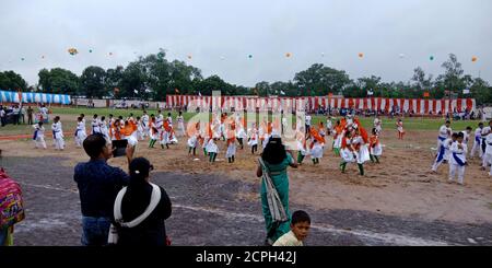 DISTRETTO KATNI, INDIA - 15 AGOSTO 2019: La gente indiana si riunisce al parco giochi della città per gli eventi nazionali del giorno dell'Indipendenza. Foto Stock