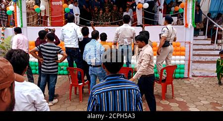 DISTRETTO KATNI, INDIA - 15 AGOSTO 2019: La gente indiana si riunisce al parco giochi della città per gli eventi nazionali del giorno dell'Indipendenza. Foto Stock
