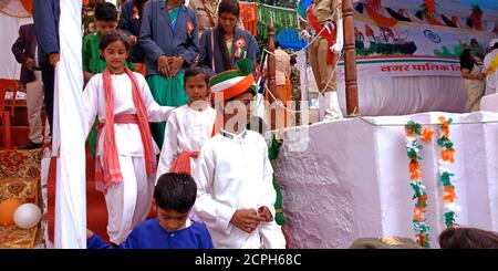DISTRETTO KATNI, INDIA - 15 AGOSTO 2019: Riunione dei bambini della scuola indiana al parco giochi della città per gli eventi nazionali del giorno dell'Indipendenza. Foto Stock