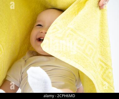 Foto di bambino nascosto sorridente di undici mesi Foto Stock