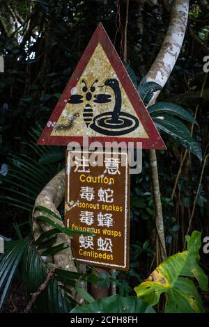 Segnale di avvertimento per gli animali velenosi nella foresta nazionale di Kenting Recreation Area Foto Stock