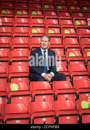 Il leader del lavoro Sir Keir Starmer durante una visita al Banks Stadium del club calcistico Walsall per conoscere il lavoro della comunità durante la pandemia e discutere gli sforzi per riaprire gli stadi sportivi in modo sicuro da Covid. Foto Stock