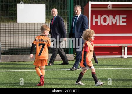 Il leader del lavoro Sir Keir Starmer (a destra) con il deputato Liam Byrne durante una visita alla squadra di calcio di Walsall per conoscere il loro lavoro nella comunità durante la pandemia e discutere gli sforzi per riaprire gli stadi sportivi in modo protetto dal Covid. Foto Stock