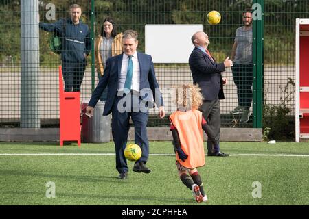 Il leader del lavoro Sir Keir Starmer (a sinistra) con il MP Liam Byrne che gioca a calcio durante una visita alla squadra di calcio di Walsall per conoscere il loro lavoro nella comunità durante la pandemia e discutere gli sforzi per riaprire gli stadi sportivi in modo sicuro da Covid. Foto Stock