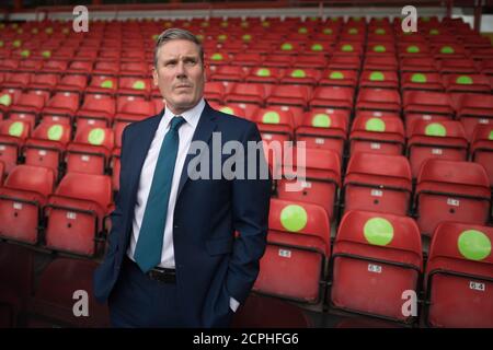 Il leader del lavoro Sir Keir Starmer durante una visita al Banks Stadium del club calcistico Walsall per conoscere il lavoro della comunità durante la pandemia e discutere gli sforzi per riaprire gli stadi sportivi in modo sicuro da Covid. Foto Stock