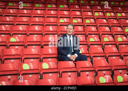 Il leader del lavoro Sir Keir Starmer durante una visita al Banks Stadium del club calcistico Walsall per conoscere il lavoro della comunità durante la pandemia e discutere gli sforzi per riaprire gli stadi sportivi in modo sicuro da Covid. Foto Stock