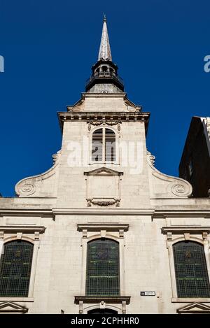 L'esterno e la guglia della chiesa barocca di St Martin all'interno di Ludgate, sulla collina di Ludgate, nella città di Londra, Regno Unito Foto Stock