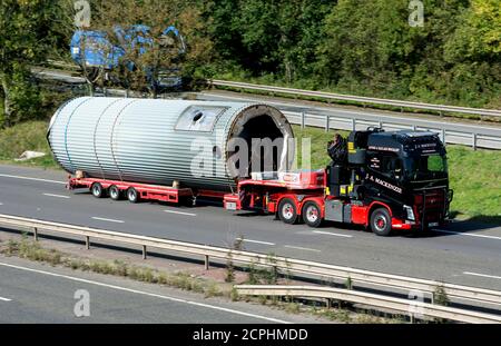 Autocarri J.A.Mackenzie che trasportano un carico elevato sull'autostrada M40, Warwickshire, Regno Unito Foto Stock