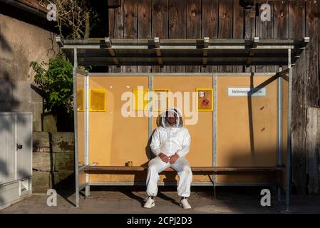 L'apicoltore sta aspettando l'autobus Foto Stock