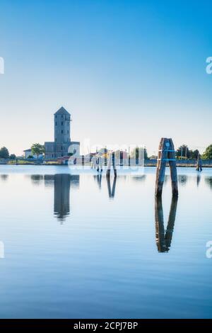 La torre di telemetria Crepaldo (torre di osservazione abbandonata della prima guerra mondiale) E la laguna adriatica a Cavallino Treporti con la tradizionale pali Foto Stock