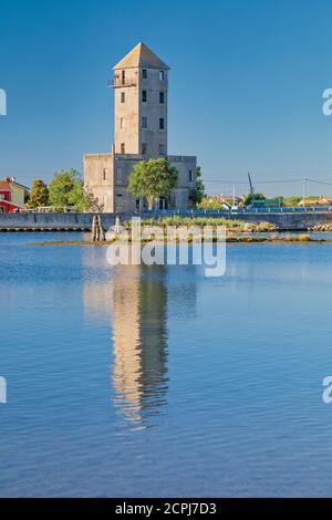 La torre di telemetria Crepaldo (torre di osservazione abbandonata della prima guerra mondiale) e la laguna adriatica di Cavallino Treporti, Venezia, Veneto, Italia, Europaone Foto Stock