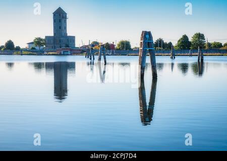 La torre di telemetria Crepaldo (torre di osservazione abbandonata della prima guerra mondiale) E la laguna adriatica a Cavallino Treporti con la tradizionale pali ca Foto Stock