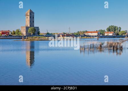 La torre di telemetria Crepaldo (torre di osservazione abbandonata della prima guerra mondiale) e la laguna adriatica di Cavallino Treporti, Venezia, Veneto, Italia, Foto Stock