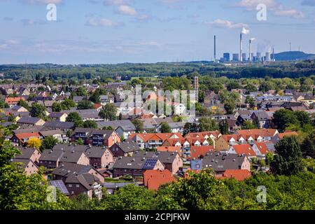 Case plurifamili con tetti solari, insediamento solare, Innovation City Ruhr, dietro la centrale a carbone di Uniper Gelsenkirchen Scholven, Foto Stock