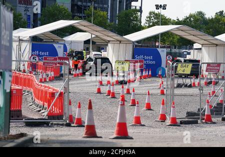 NOTA: LE TARGHE SONO STATE PIXELATED DAL PA PICTURE DESK Cars presso la stazione drive-thru di test del coronavirus nel parcheggio del Twickenham Stadium nel sud-ovest di Londra. Foto Stock