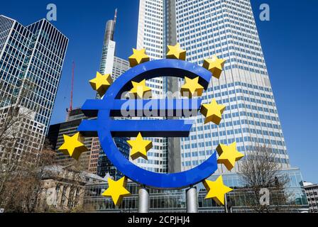 Scultura Euro di fronte all'Eurotower nel quartiere bancario di Francoforte, Francoforte sul meno, Assia, Germania Foto Stock